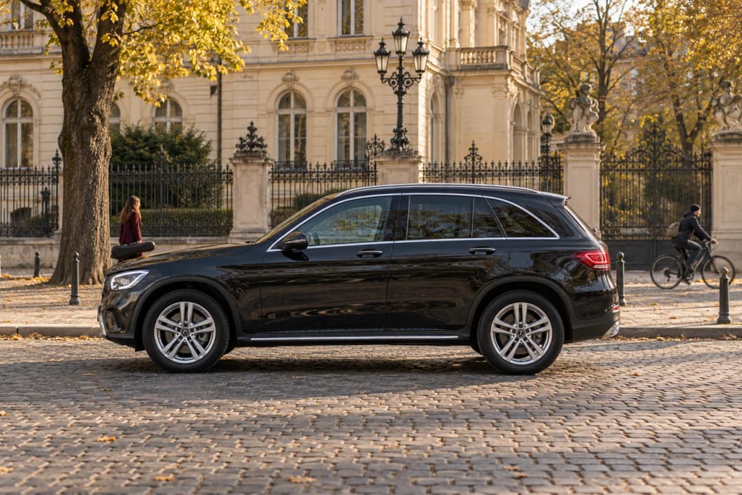 Mercedes GLC в оренду у Львові — вигляд збоку