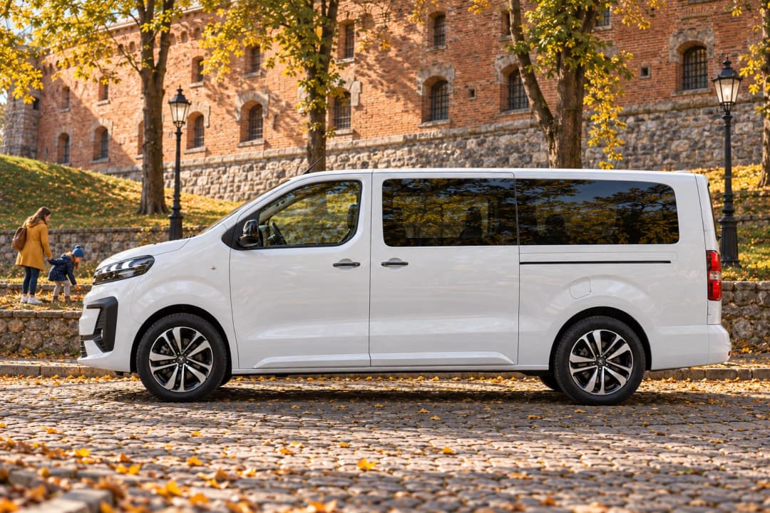 Peugeot Expert Traveller в оренду у Києві&nbsp;— вигляд збоку