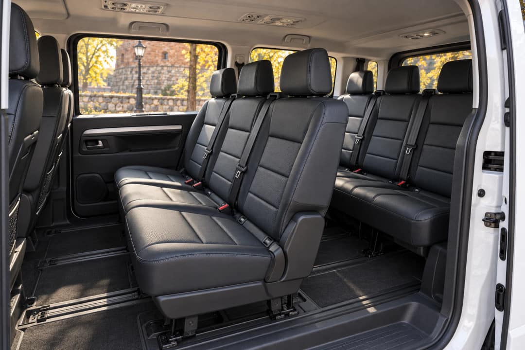 Peugeot Expert Traveller в оренду у Києві&nbsp;— задній ряд