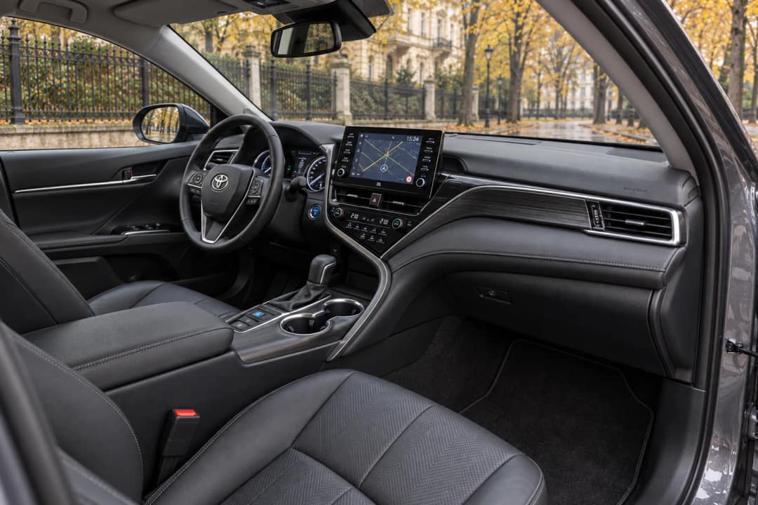 Toyota Camry Hybrid в оренду у Києві&nbsp;— салон, передній ряд