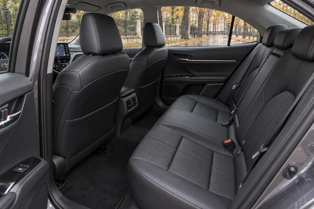 Toyota Camry Hybrid в оренду у Києві&nbsp;— задній ряд