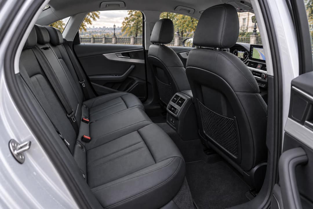 Audi A4 в оренду у Львові — задній ряд