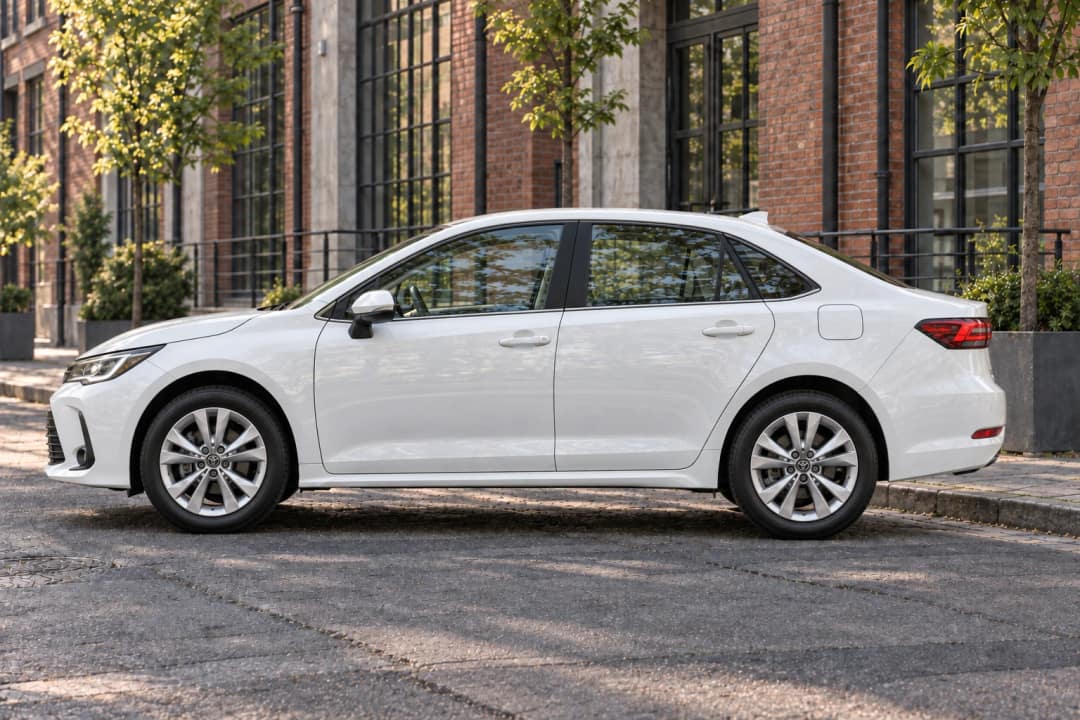 Toyota Corolla в оренду у Києві — вигляд збоку